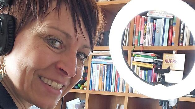 Jeweils 800 Euro kamen f&uuml;r das Tierheim Wannigsm&uuml;hle und das Netzwerk f&uuml;r soziale Dienste im Rahmen einer Charity-Aktion zusammen. Initiatorin Alexandra Bilko-Pflaugner &uuml;bergab die Schecks digital.  Foto: A. Bilko-Pflaugner