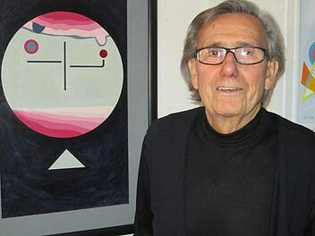 Klaus Oelert vor einem seiner Gemälde. Der Maler feiert heute seinen 80. Geburtstag.  Foto: Winfried Ehling