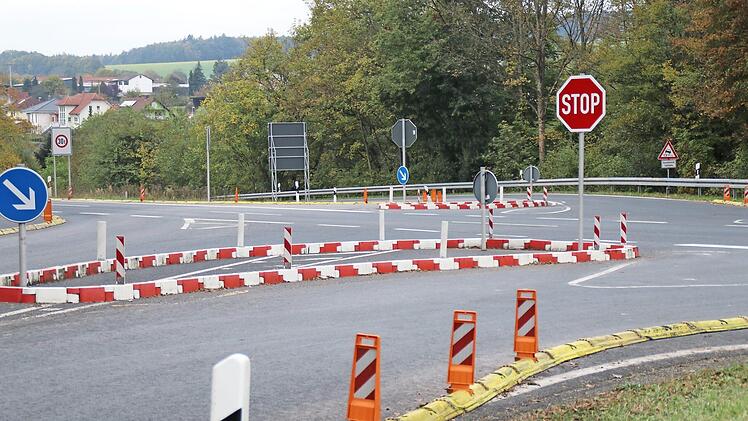 An die Kreuzung Oberthulba - Wittershausen wird kein Kreisverkehr kommen. Der Ausbau erfolge wohl wie jetzt provisorisch angedeutet. Fotos: Hilmar Ruppert