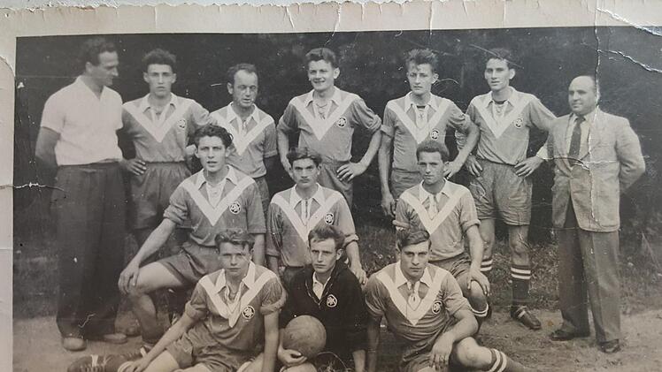 Die erste Fußballmannschaft der DJK Gefäll, die ihr Premieren-Spiel gegen den "Postverein Bad Kissingen" austrug. Foto: Archiv DJK Gefäll