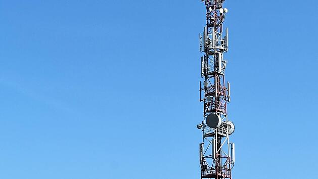 Zwischen dem Bad Rodacher Stadtteil Grattstadt und Ahlstadt (Gemeinde Meeder) soll ein Mobilfunkmast ähnlich wie dieser aufgestellt werden, um die infrastrukturelle Versorgung Mobilfunkversorgung zu verbessern. In der Bevölkerung regt sich Widerstand.  Symbolbild: Christophe - stock.adobe.com
