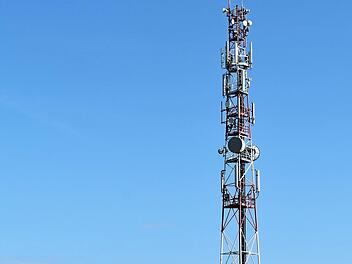 Zwischen dem Bad Rodacher Stadtteil Grattstadt und Ahlstadt (Gemeinde Meeder) soll ein Mobilfunkmast &auml;hnlich wie dieser aufgestellt werden, um die infrastrukturelle Versorgung Mobilfunkversorgung zu verbessern. In der Bev&ouml;lkerung regt sich Widerstand.  Symbolbild: Christophe - stock.adobe.com