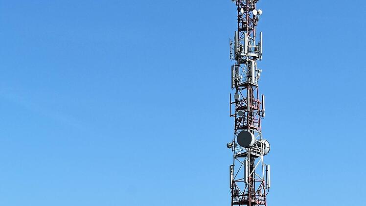 Zwischen dem Bad Rodacher Stadtteil Grattstadt und Ahlstadt (Gemeinde Meeder) soll ein Mobilfunkmast ähnlich wie dieser aufgestellt werden, um die infrastrukturelle Versorgung Mobilfunkversorgung zu verbessern. In der Bevölkerung regt sich Widerstand.  Symbolbild: Christophe - stock.adobe.com
