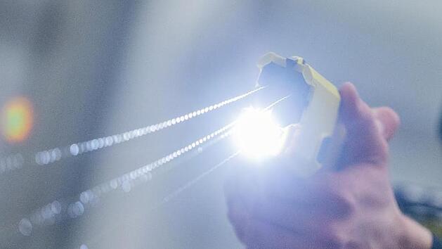 Mit einem Taser &uuml;berfielen Unbekannte zwei Hausbewohner in Stegaurach