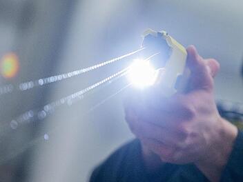 Mysteriöser Vorfall vor Nürnberger Gericht: Frau (47) verletzt sich selbst - Polizei setzt Taser ein Mysteriöser Vorfall vor Nürnberger Gericht: Frau (47) verletzt sich selbst - Polizei setzt Taser ein