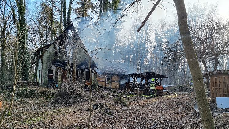 Feuerwehreinsatz in Wald: Leerstehendes Haus in Brand geraten