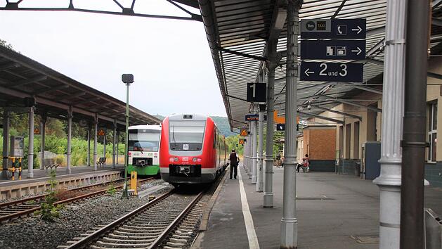 EB 50 (links) und RE 57 (rechts) sind die beiden Linien, die von und nach Bad Kissingen fahren. Die rote Bahn kann jedoch bis Monatsende vereinzelt ausfallen.