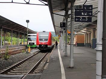 EB 50 (links) und RE 57 (rechts) sind die beiden Linien, die von und nach Bad Kissingen fahren. Die rote Bahn kann jedoch bis Monatsende vereinzelt ausfallen.