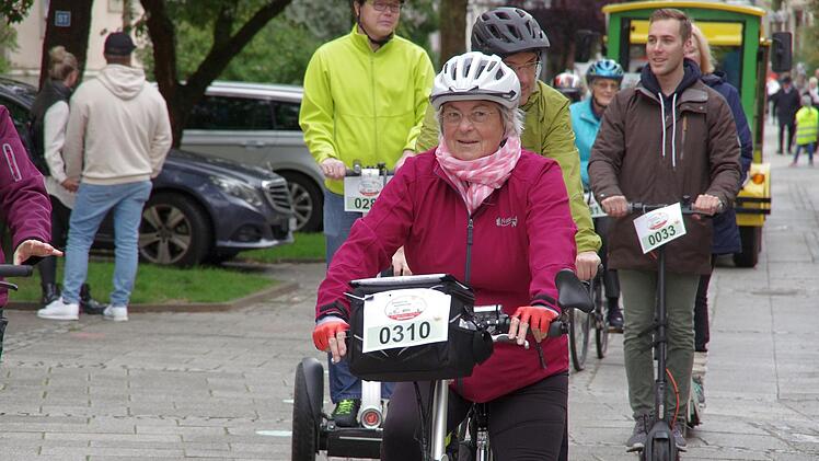 Viele E-Bikes, E-Roller und Pedelecs schlossen sich der Schlange an. Foto: Klaus Werner