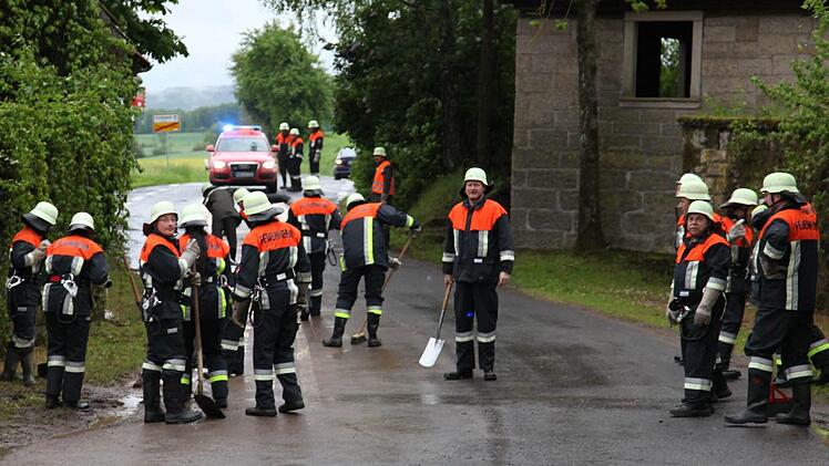 Auch in Pettstadt waren Feuerwehren im Einsatz. Die Ortsdurchfahrt musste gereinigt werden.
