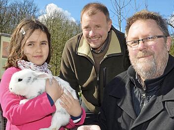 Lara Sadowsky hat die Patenschaft für ein Rhönkaninchen übernommen. An Ostern durfte sie im Beisein von Wildparkleiter Axel Maunz und Norbert Schneider von der Therme Bad Brückenau ihr "Patenkind" ausgiebig streicheln. Fotos: Peter Rauch