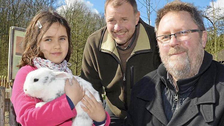Lara Sadowsky hat die Patenschaft für ein Rhönkaninchen übernommen. An Ostern durfte sie im Beisein von Wildparkleiter Axel Maunz und Norbert Schneider von der Therme Bad Brückenau ihr "Patenkind" ausgiebig streicheln. Fotos: Peter Rauch