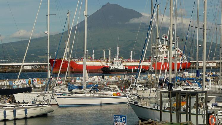 Von dem legendären Hafen von Horta auf der Insel Faial ein Blick hinüber auf den Pico.