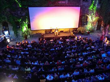 Blick in den romantischen Innenhof von Schloss Geyerswörth, in dem das Sommerkino über die Bühne geht.  Foto: Diana Linz