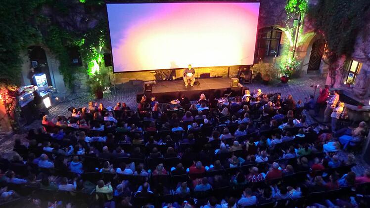 Blick in den romantischen Innenhof von Schloss Geyerswörth, in dem das Sommerkino über die Bühne geht.  Foto: Diana Linz