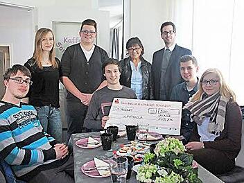 Für sie ist es ein tolles Gefühl, mit 500 Euro die Suppenküche und somit hilfsbedürftige Menschen unterstützen zu können. Im Bild (sitzend, von links) Benno Fröbel, Alexander Schwarz, Jonas Wunder und Laura Strobel sowie (stehend, von links) Nadine Münzel, Florian Graf, Burgunde Brauer und Loewe-Personalleiter André Hauer Foto: Veronika Schadeck