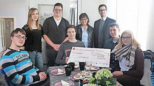 Für sie ist es ein tolles Gefühl, mit 500 Euro die Suppenküche und somit hilfsbedürftige Menschen unterstützen zu können. Im Bild (sitzend, von links) Benno Fröbel, Alexander Schwarz, Jonas Wunder und Laura Strobel sowie (stehend, von links) Nadine Münzel, Florian Graf, Burgunde Brauer und Loewe-Personalleiter André Hauer Foto: Veronika Schadeck