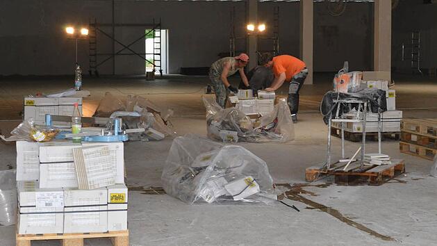 Die Handwerker sind im Norma-Gebäude in Maßbach fleißig am Werkeln, denn die Filiale wird komplett umgebaut. Foto: Isolde Krapf