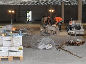 Die Handwerker sind im Norma-Gebäude in Maßbach fleißig am Werkeln, denn die Filiale wird komplett umgebaut. Foto: Isolde Krapf