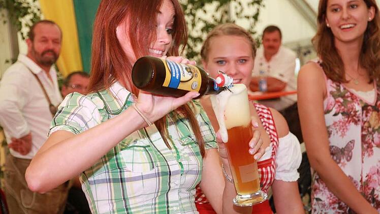 Wettbewerb zur Bierkönigin: Bei dieser Disziplin mussten die Kandidatinnen Weizenbier einschenken. Laura Schad aus Hallerndorf (Mitte) setzte sich schließlich durch.  Fotos: Mathias Erlwein