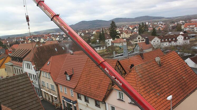 Während des Einsatzes des schweren Autokran musste die Bamberger Straße am Montag um die Mittagszeit komplett für den Verkehr gesperrt werden. Foto: Matthias Einwag