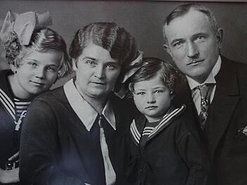 Die Familie Lochschmidt kam 1928 nach Stadtsteinach, um im Hotel Kette ihre ererbte Hoteltradition fortzuführen. Der Kunstschmied Anton Lochschmied hinterließ viele Kostbarkeiten in Stadtsteinach. Links Tochter Elsa, verehelichte Schübel, rechts Tochter Irene, die Fritz Heiß heiratete. Foto: privat