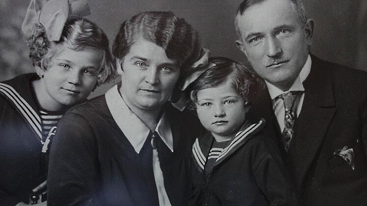 Die Familie Lochschmidt kam 1928 nach Stadtsteinach, um im Hotel Kette ihre ererbte Hoteltradition fortzuführen. Der Kunstschmied Anton Lochschmied hinterließ viele Kostbarkeiten in Stadtsteinach. Links Tochter Elsa, verehelichte Schübel, rechts Tochter Irene, die Fritz Heiß heiratete. Foto: privat