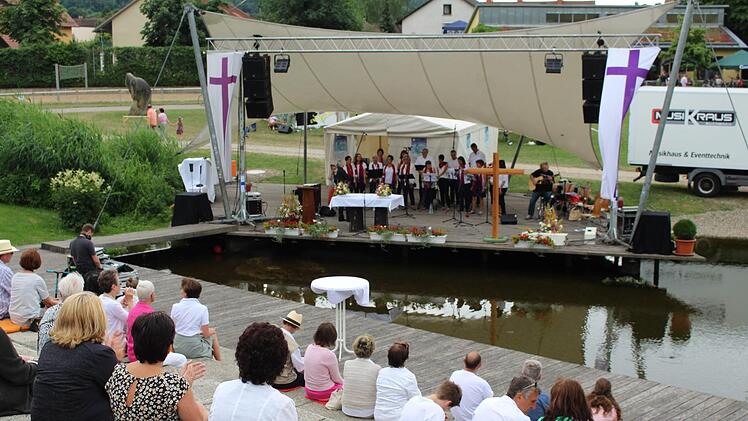 Einige Zuschauer lauschten dem Gospelchor. Foto: Lisa Kieslinger