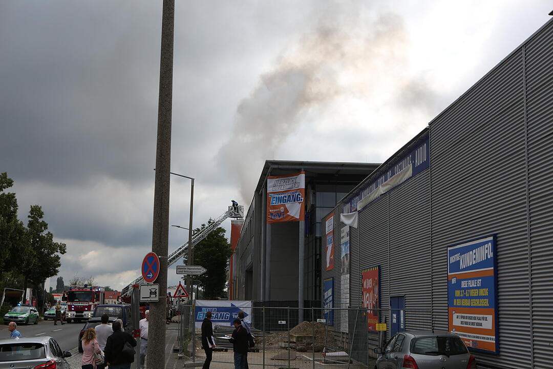 Feuer in Elektromarkt in Nürnberg-Thon