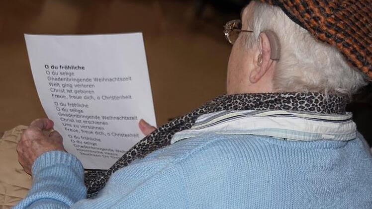 Musik als Lebensquell: Den Heimbewohner bereitete es Freude, die vorweihnachtlichen Weisen mitzusingen.