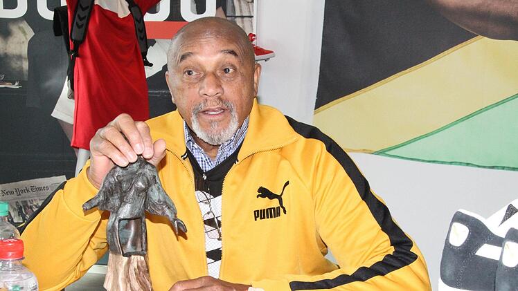 Tommie Smith und der Friedenspreis. Foto: Michael Busch