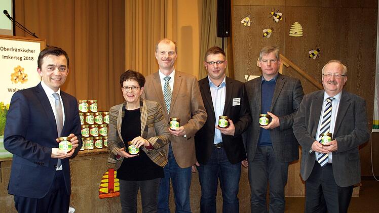Die Grußredner  und ihr Honig -  von links Schirmherr Jens Korn, Gudrun Brendel-Fischer, Matthias Fröhlich, Christian Krump, Klaus Siegelin und Bernd StegerSusanne Deuerling