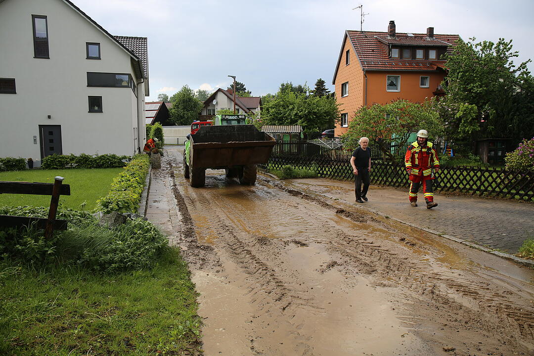 Schwerer Platzregen Überschwemmt ganze Straße
