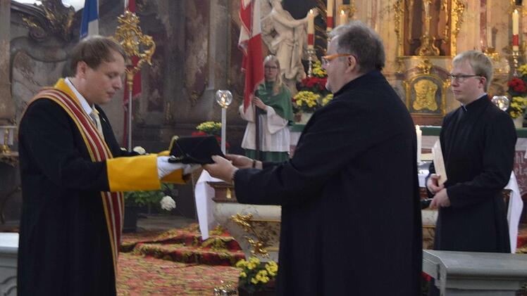 Holger Schwind (rechts) übergab die Insignien des Kirchenschweizers an seinen Nachfolger Daniel Reitz. Foto: Andreas Welz