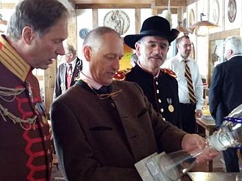 Prinz Wolfgang von Bayern inspiziert die Namenslisten der Pokalgewinner der vergangenen Jahre. Ihm zur Seite stehen Jürgen Völkl und Hauptmann Manfred Barfuß von der Bürgerwehr Königsberg. Fotos: Gerold Snater