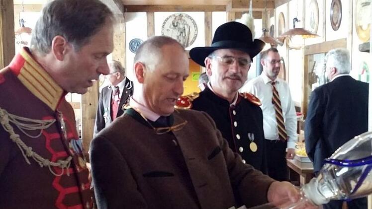 Prinz Wolfgang von Bayern inspiziert die Namenslisten der Pokalgewinner der vergangenen Jahre. Ihm zur Seite stehen Jürgen Völkl und Hauptmann Manfred Barfuß von der Bürgerwehr Königsberg. Fotos: Gerold Snater