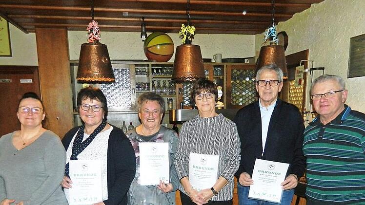 Die stellvertretende Vorsitzende Manuela Hellmuth bedankte sich bei den langjährigen Mitgliedern Hedwig Eßel, Gretel Müller, Waltraud Laugwitz, Günter Laugwitz und Gerhard Holzmann (von links) für ihre langjährige Treue. Foto: Alfred Thieret