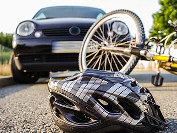 Ansbach: Autofahrer übersieht E-Bike beim Abbiegen