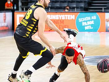 Der Bamberger Aufbauspieler Tyler Larson kommt ins Straucheln und verliert den Ball; links der Ludwigsburger Center Jonas Wohlfarth-Bottermann Foto: Daniel Löb