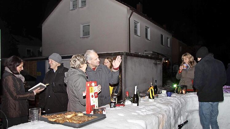 In Niederndorf hatte der 21-jährige Fabian Schülke mit Freunden eine Schneebar gebaut und die Nachbarn zu einem etwas anderen Straßenfest eingeladen.  Foto: Richard Sänger