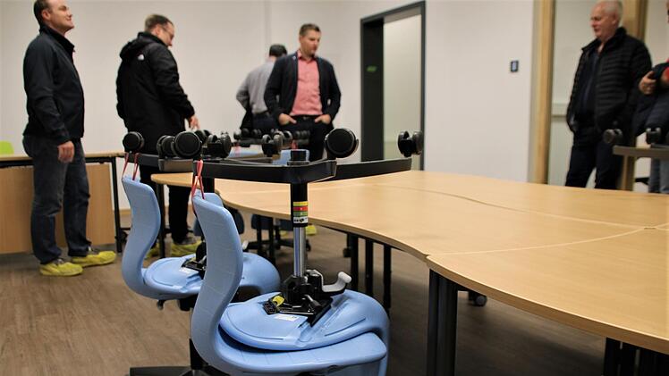 Auf multifunktionelle Stühle und Tische, beispielsweise für Elternabende, können die Lehrerinnen in Kürze zurückgreifen. Foto: Julia Raab