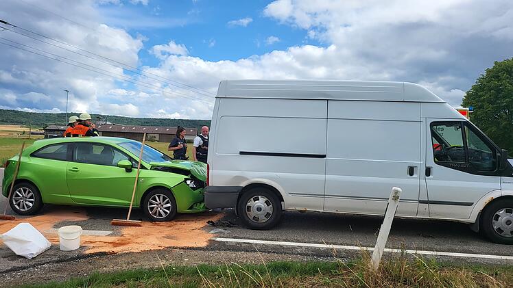Auffahrunfall mit mehreren beteiligten Fahrzeugen in Bad Windsheim (Landkreis Neustadt an der Aisch-Bad Windsheim): Eine Person leicht verletzt.