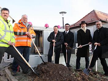 Als "Spatenstich in die Zukunft" bezeichnete OB Kay Blankenburg (2. von rechts) den Baustart. Mit dabei waren (von links) Norbert Kessler und Gustel Schneider von den Baufirmen sowie Dieter Schramm, Klaus Markert und Reinhard Brandl von der Telekom. Fotos: Ralf Ruppert