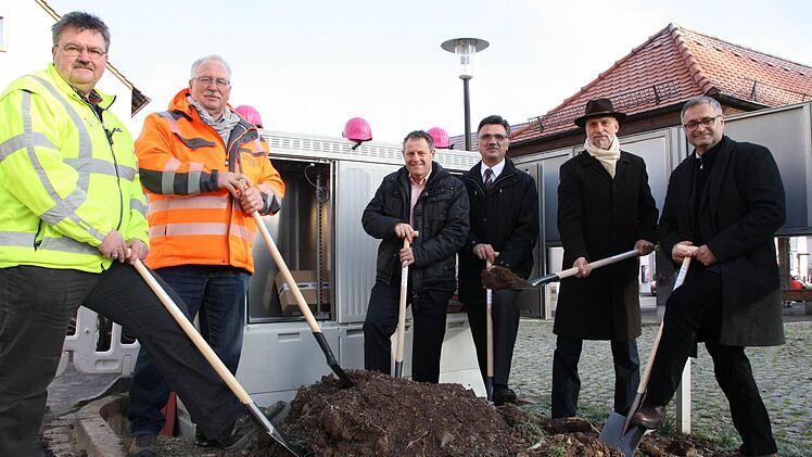 Als "Spatenstich in die Zukunft" bezeichnete OB Kay Blankenburg (2. von rechts) den Baustart. Mit dabei waren (von links) Norbert Kessler und Gustel Schneider von den Baufirmen sowie Dieter Schramm, Klaus Markert und Reinhard Brandl von der Telekom. Fotos: Ralf Ruppert