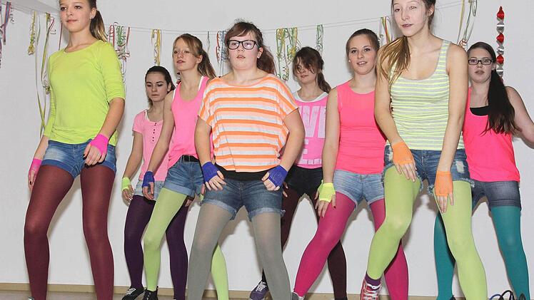 Die jungen Tänzerinnen fegten mit Schwung über die Bühne.