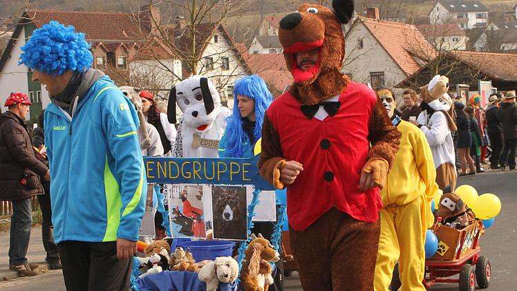 Bunt und lustig die Mitglieder des Hundevereins Eltmann.