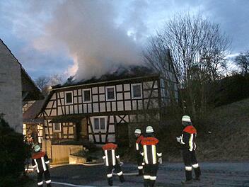 Über 100 Einsatzkräfte waren bei den Löscharbeiten in Herreth im Einsatz. Foto: Michael Stelzner