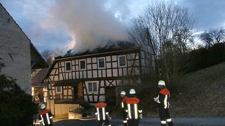 Über 100 Einsatzkräfte waren bei den Löscharbeiten in Herreth im Einsatz. Foto: Michael Stelzner