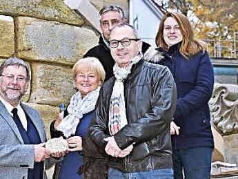 Der Verein Gemeinschaft Stadtbild Coburg bezuschusst diesmal die Pfarrgemeinde St. Augustin mit 5000 Euro zur Sanierung der historischen Freitreppe an der Kirche (von links): Hans-Heinrich Eidt, Susanne Schneider, Udo Papke, Theresa Czwielong (Steinbautechnik) und Helmut Kollo.  Foto: Gabi Arnold