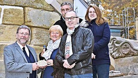 Der Verein Gemeinschaft Stadtbild Coburg bezuschusst diesmal die Pfarrgemeinde St. Augustin mit 5000 Euro zur Sanierung der historischen Freitreppe an der Kirche (von links): Hans-Heinrich Eidt, Susanne Schneider, Udo Papke, Theresa Czwielong (Steinbautechnik) und Helmut Kollo.  Foto: Gabi Arnold
